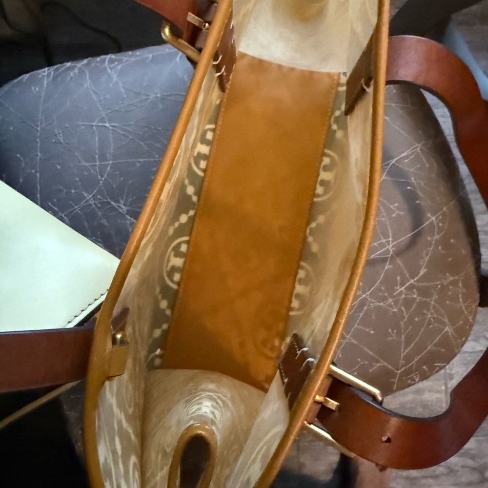 Tory Burch Cream Leather Crossbody with Logo-Print Tote Accent - Picture 5 of 6